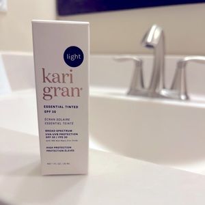 BRAND NEW Kari Gran Essential Tinted Facial SPF 30 - Light